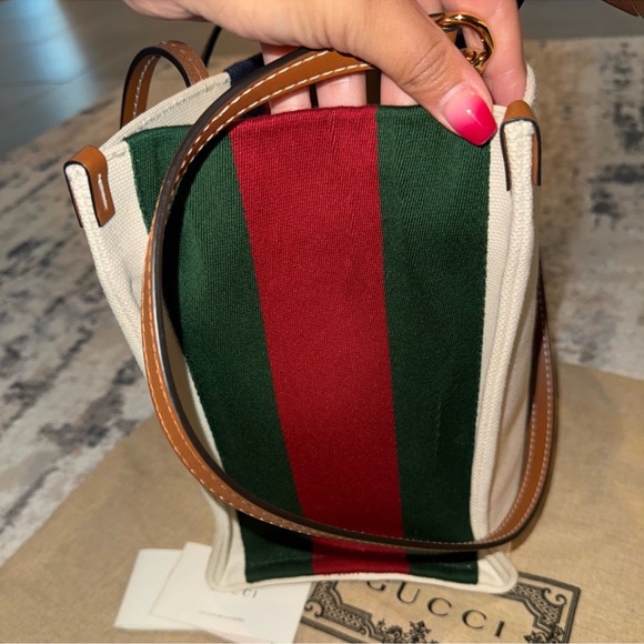 Gucci Interlocking GG Canvas
Tote Bag in Cream and Multicolor Women's Bag NEW - Picture 6 of 8